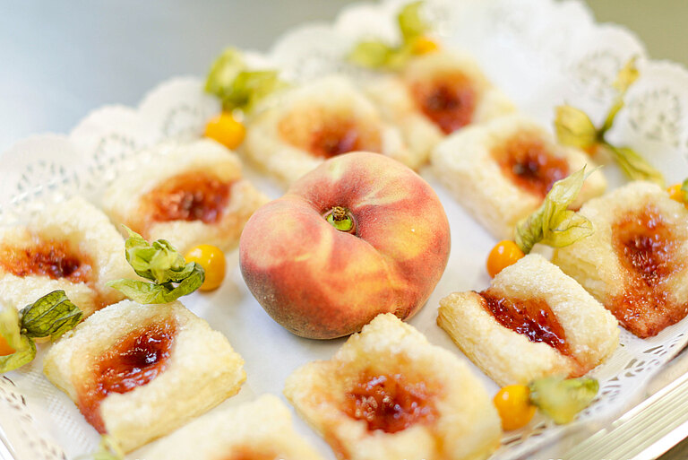 Kuchenplatte mit Pfirsich und Physalis